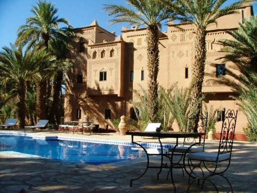 Kasbah Azul - pool and kasbah in day time